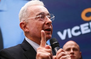 El expresidente Álvaro Uribe Vélez lanzó una dura advertencia contra el presidente electo, Abelardo de la Espriella. Esto a pesar de ser de la misma ideología política.