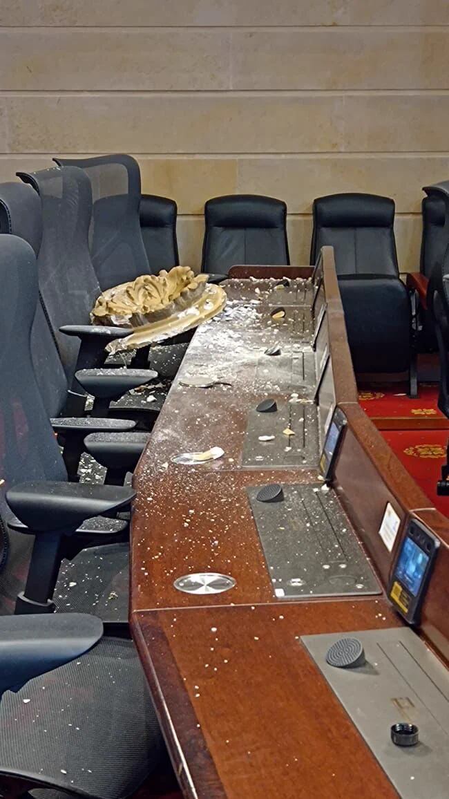 Una parte de la decoración del techo del Congreso cayó sobre el puesto de uno de los congresistas.