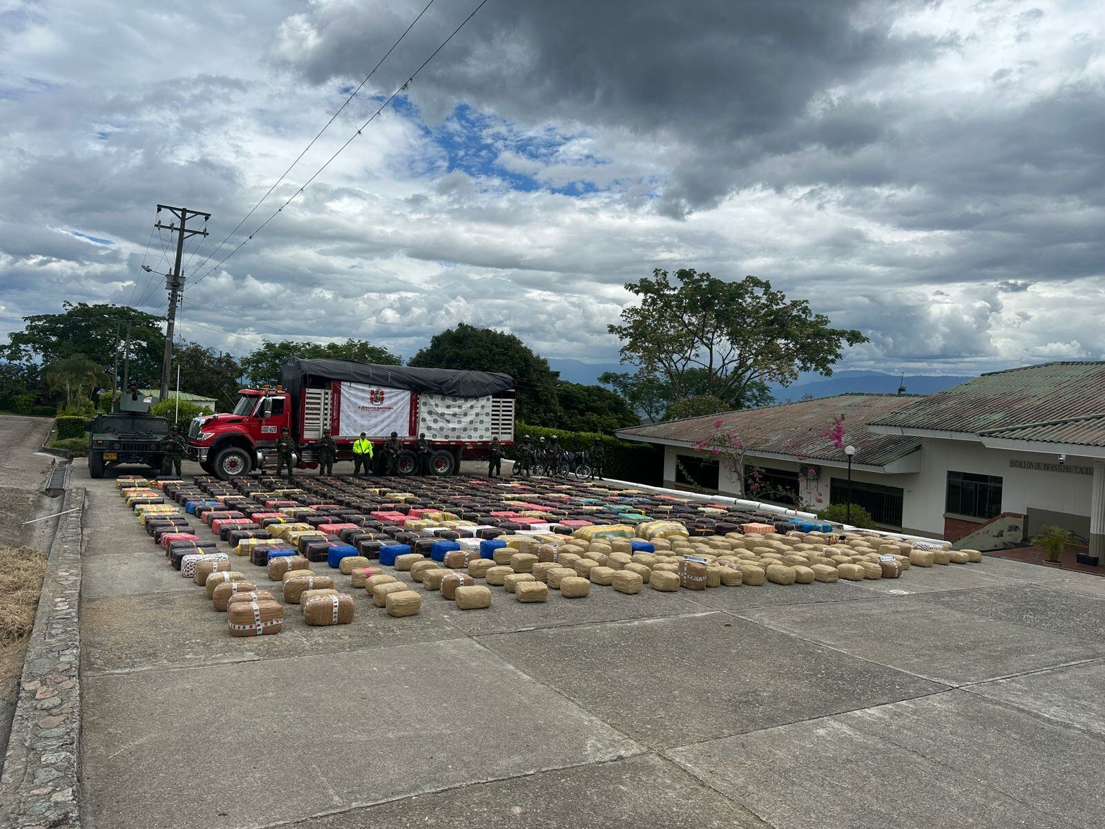Más de 8.5 toneladas de marihuana decomisadas a las disidencias de Mordisco en el Huila.