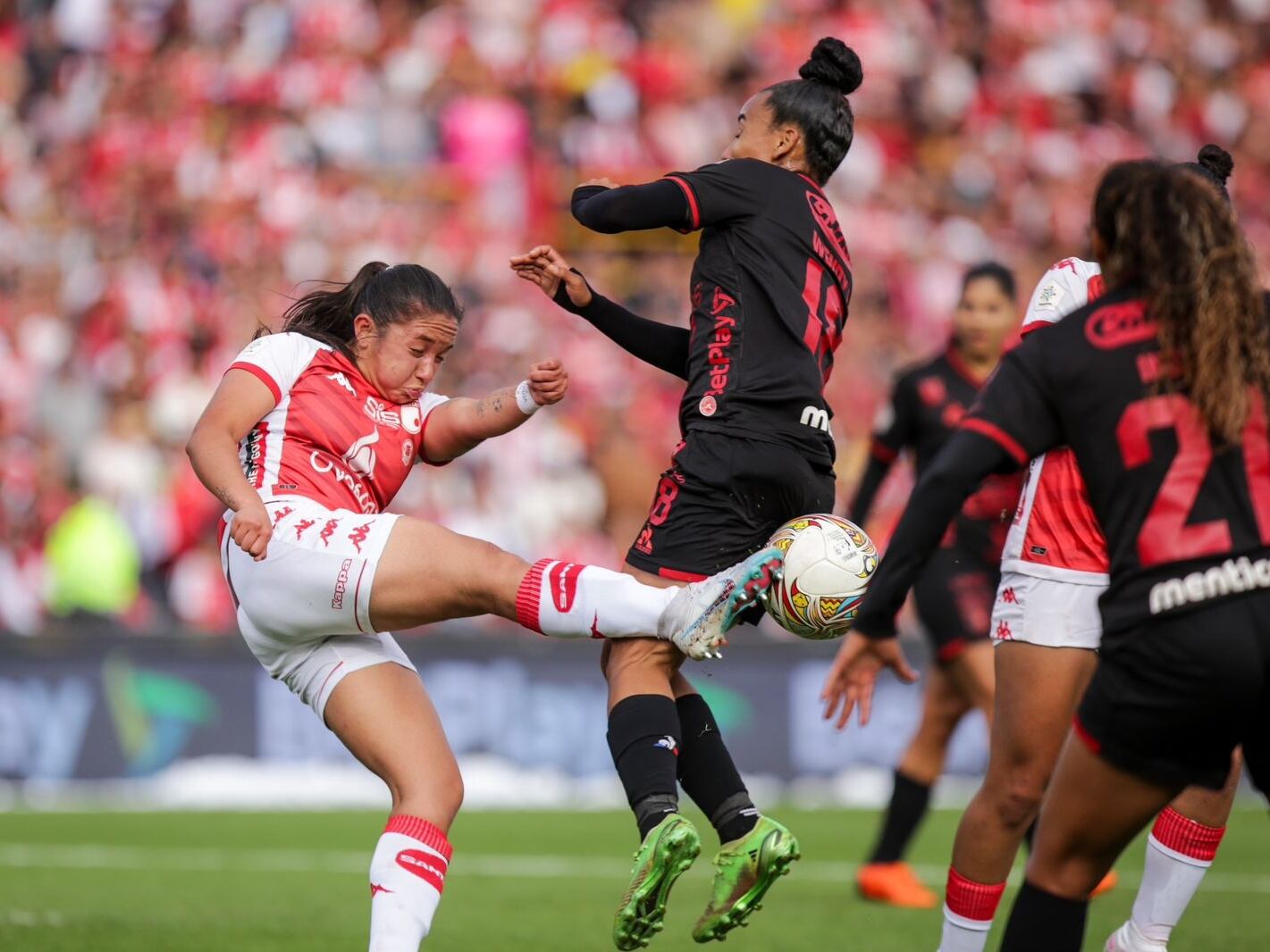 Imagen del partido de ida de la Final de la Liga Femenina 2023, entre Independiente Santa Fe y América de Cali, en el estadio El Campín de Bogotá.