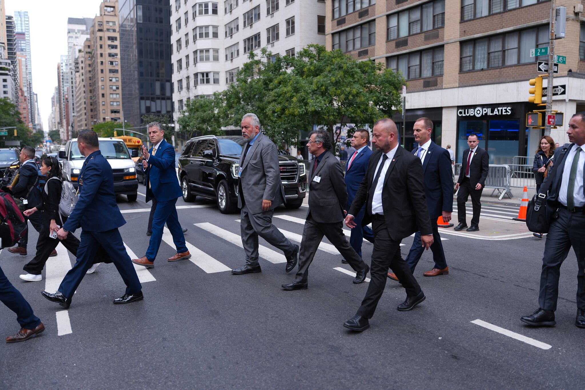 El presidente, Gustavo Petro, caminando por las calles de Nueva York (Estados Unidos), el 22 de septiembre de 2025. Lo acompañó Angie Rodríguez, directora del Departamento Administrativo de la Presidencia (Dapre), además de su esquema de seguridad