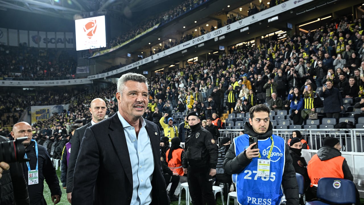 Sadettin Saran en un partido de Fenerbahce.