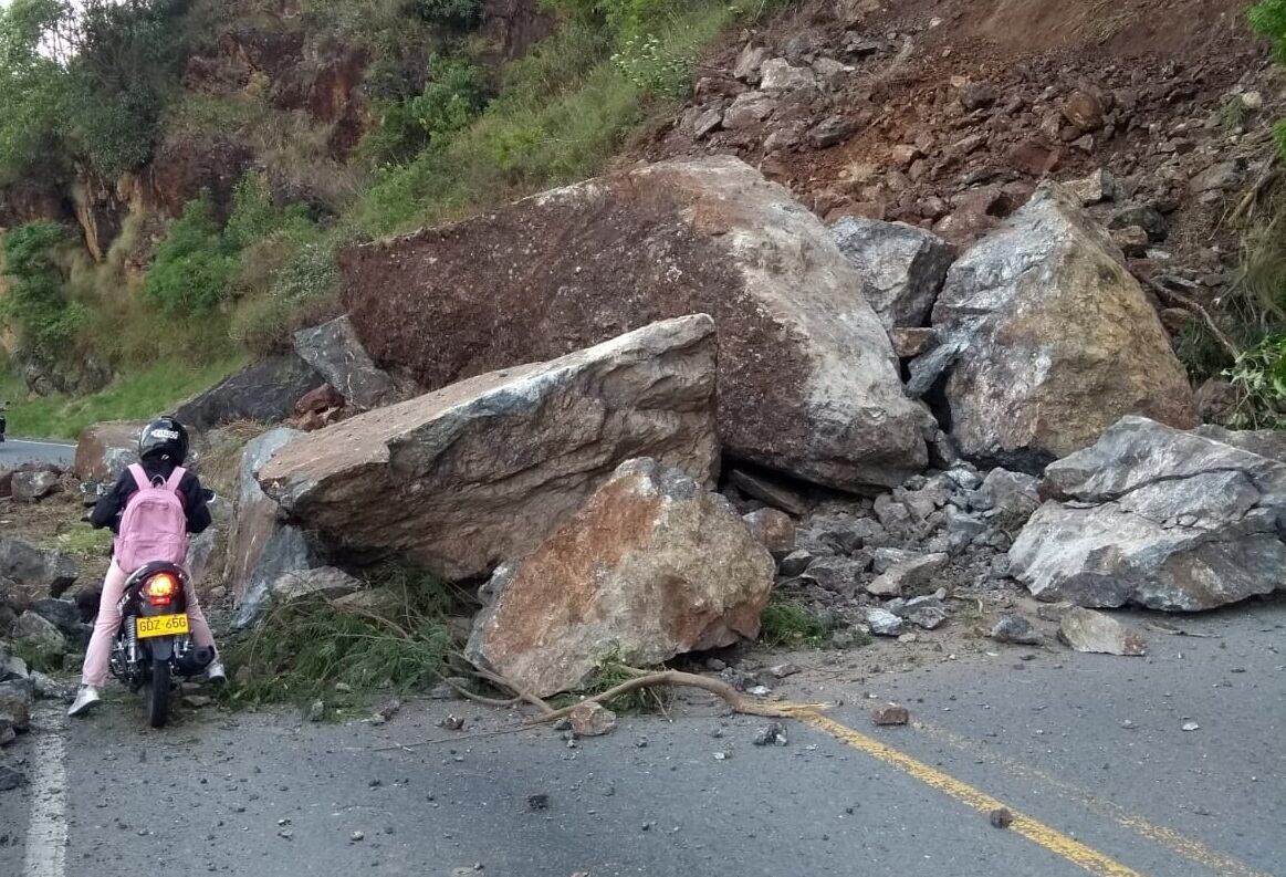 Tierra y rocas taparon los dos sentidos de la vía al mar.