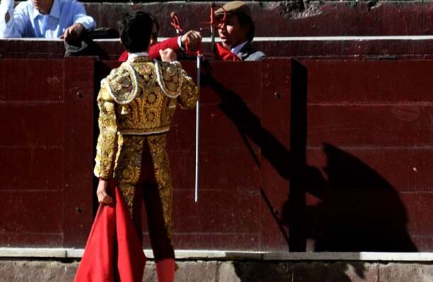 Luces y sombras. El torero se acerca a la barrera. Llega la suerte suprema. 
