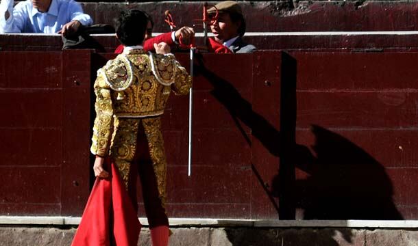 Luces y sombras. El torero se acerca a la barrera. Llega la suerte suprema. 