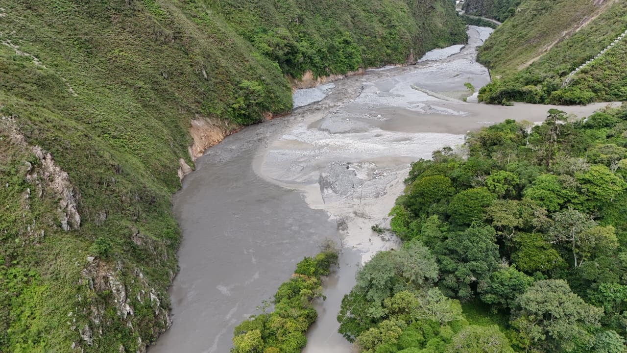 Las evaluaciones técnicas confirmaron un represamiento en la confluencia de la quebrada Estaquecá y el río Negro.
