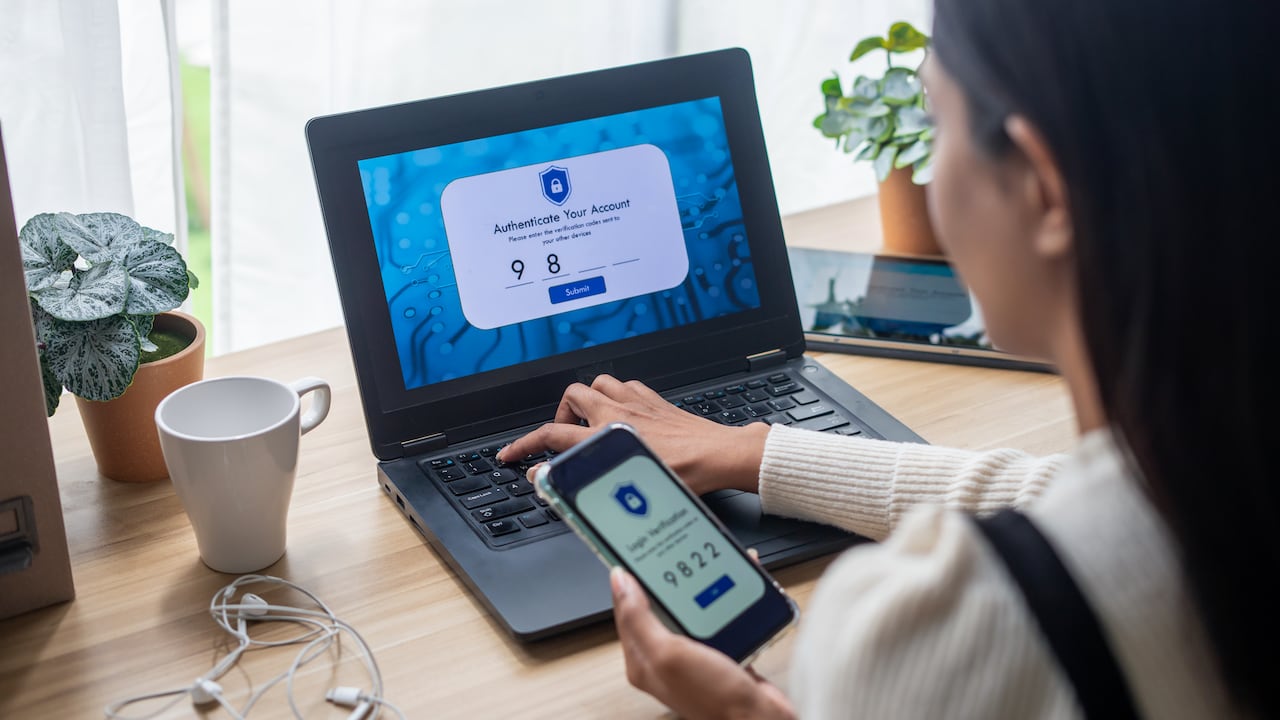 Algunas plataformas, como Android, permiten realizar copias de seguridad automáticas de datos, fotos y ajustes.