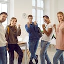 Entre los temas que se tratan en la Cátedra de Inteligencia están cómo es el funcionamiento de la mente y se gestionan las emociones. También, se enseña a mejorar las habilidades para comunicarse y a practicar la meditación.