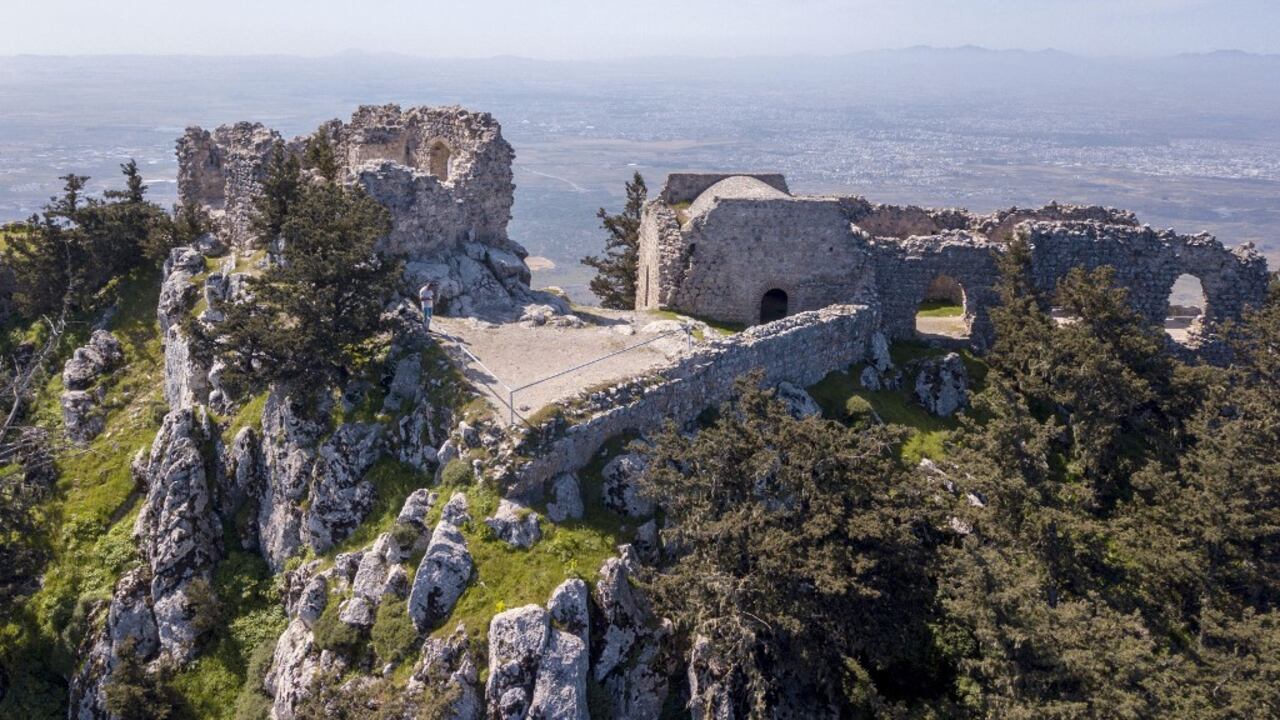 El castillo medieval de Buffavento, encaramado en la cresta de la montaña sobre el puerto norteño de Kyrenia, en la autoproclamada República Turca del Norte de Chipre, al norte de la dividida capital chipriota, Nicosia, el 8 de abril de 2021. Las fábulas de los Caballeros Templarios son una leyenda, pero en las profundidades de un castillo en Chipre -una isla que en su día perteneció a la hermandad de los cruzados- se encuentra un legado que, según los historiadores, aún resuena. Foto de Birol Bebek / AFP