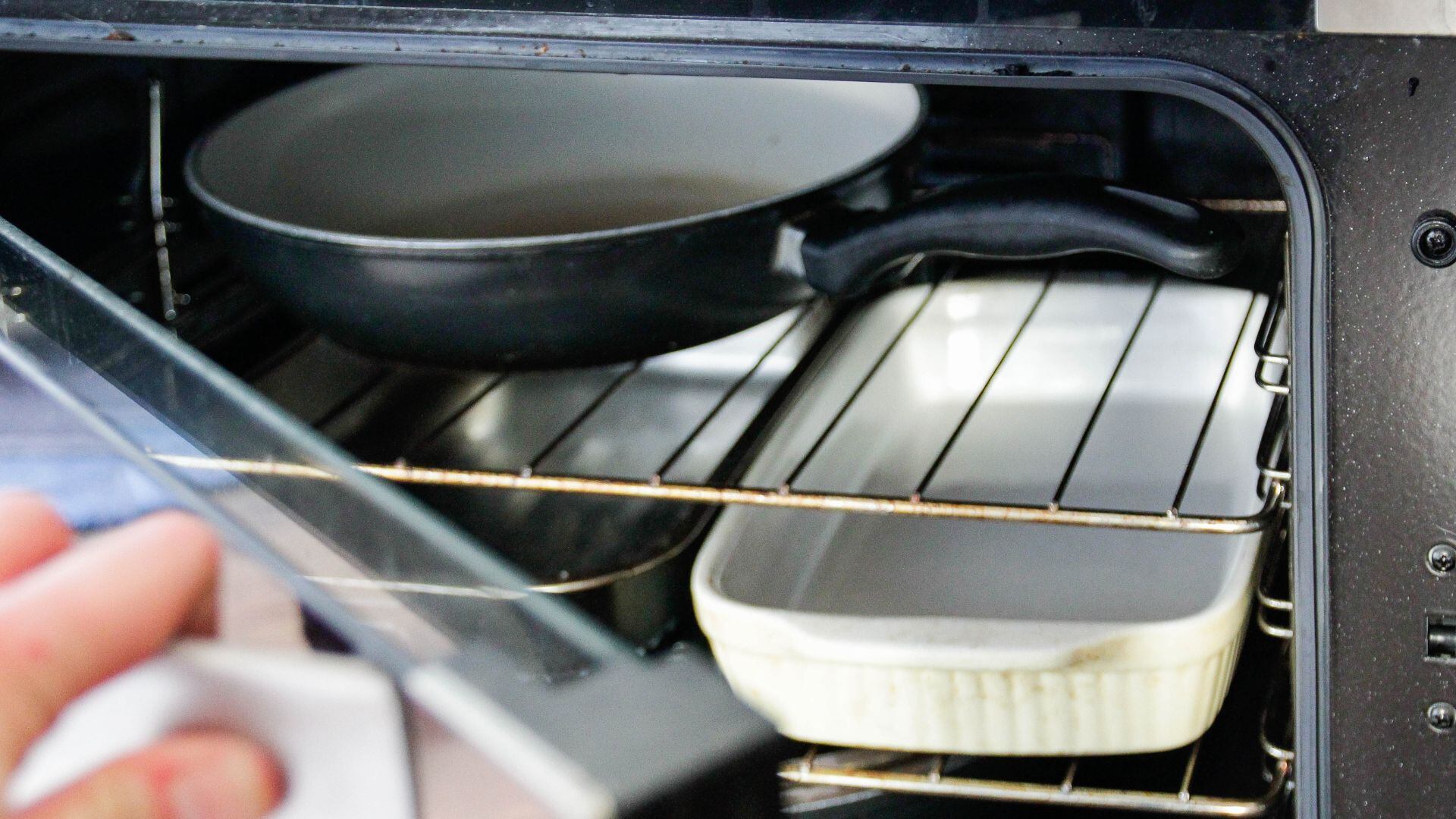 El método destaca porque promete resultados visibles incluso cuando la bandeja tiene grandes cantidades de grasa acumulada o suciedad antigua.