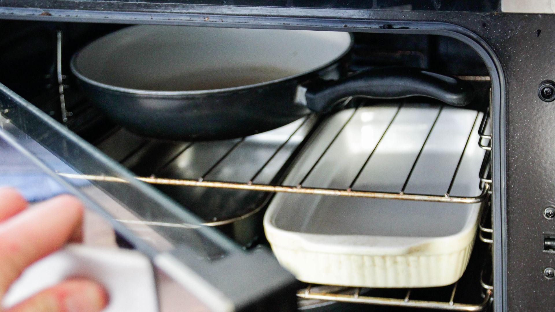 El método destaca porque promete resultados visibles incluso cuando la bandeja tiene grandes cantidades de grasa acumulada o suciedad antigua.