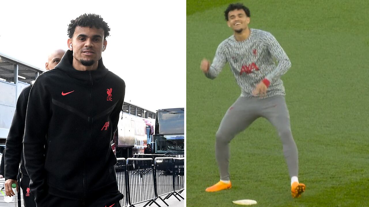 Díaz estuvo en el campo junto al resto de suplentes de Liverpool