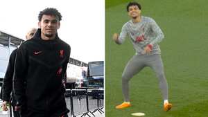 Díaz estuvo en el campo junto al resto de suplentes de Liverpool