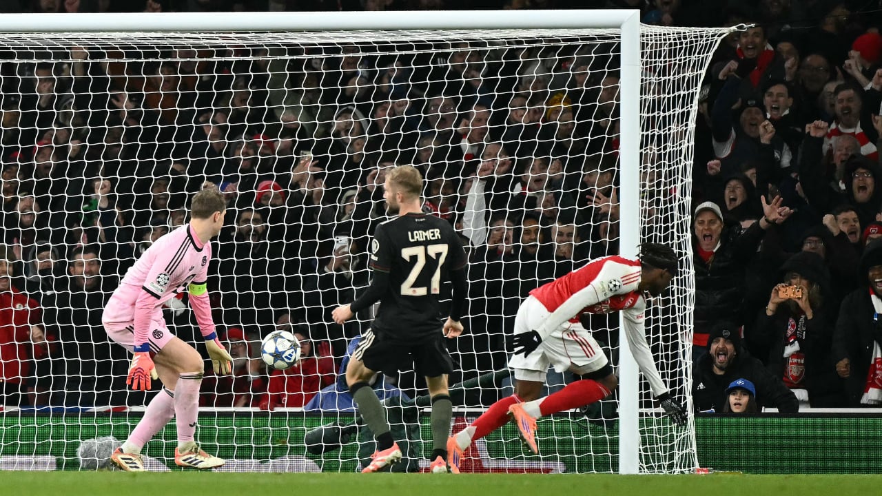 Manuel Neuer viendo caer su arco en una de las tres veces que le marcó Arsenal en Champions League