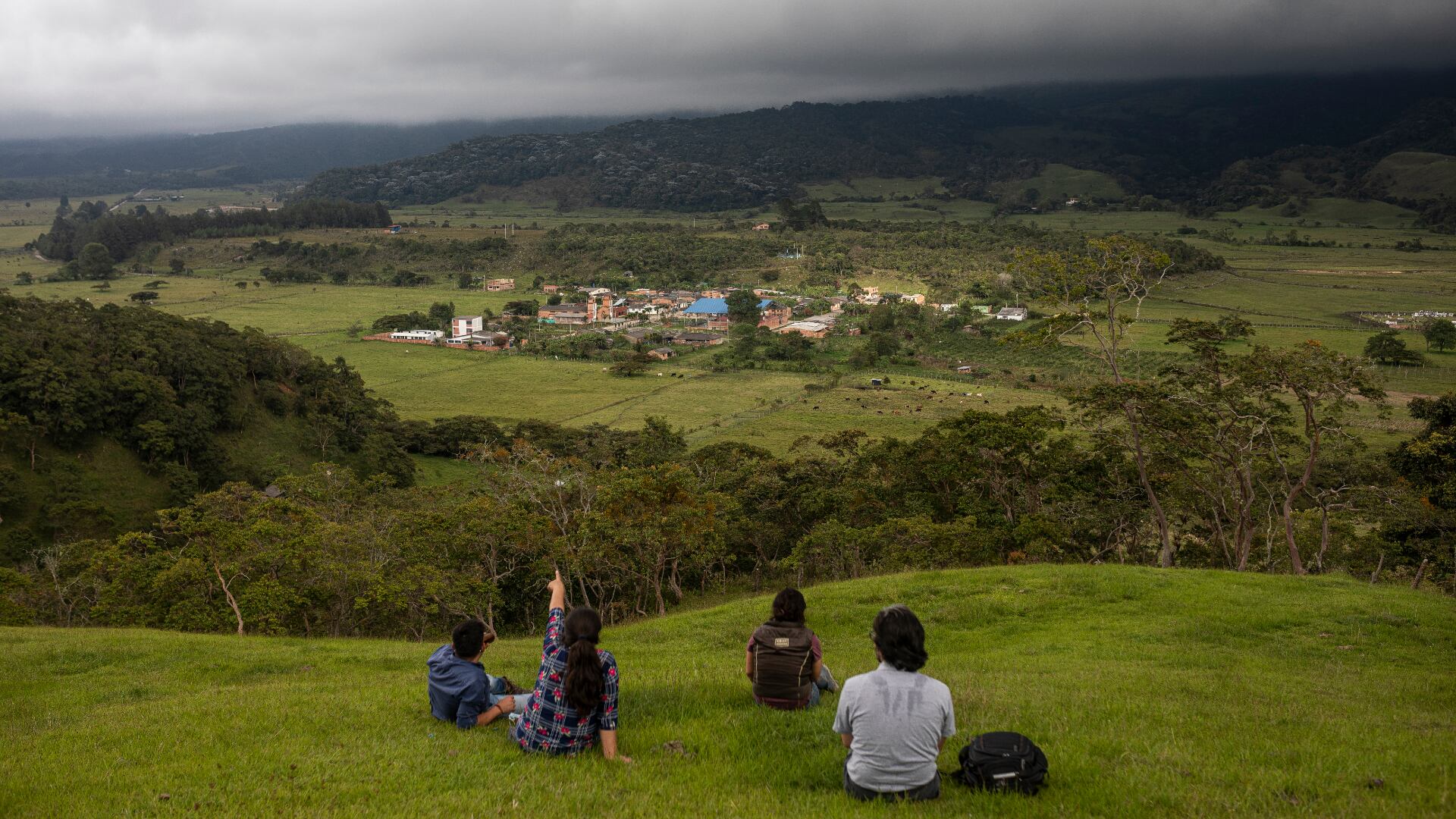 Leyendo y Floreciendo se denomina este programa de formación en lectura, escritura, oralidad y expresión corporal que se lleva a cabo cada semana en el casco urbano de Gámbita y al menos una vez al mes en las 18 escuelas rurales.