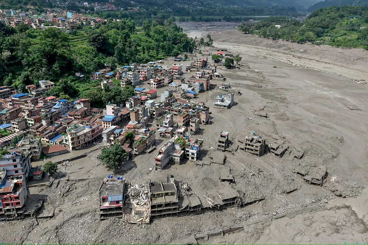 Varias casas quedaron parcialmente sumergidas en agua lodosa a orillas de un río tras las inundaciones repentinas en Trishuli Bazar, distrito de Nuwakot, Nepal.