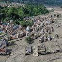 Varias casas quedaron parcialmente sumergidas en agua lodosa a orillas de un río tras las inundaciones repentinas en Trishuli Bazar, distrito de Nuwakot, Nepal.