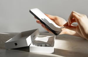 Un tono cereza oscuro sería la gran novedad de los próximos celulares de Apple.