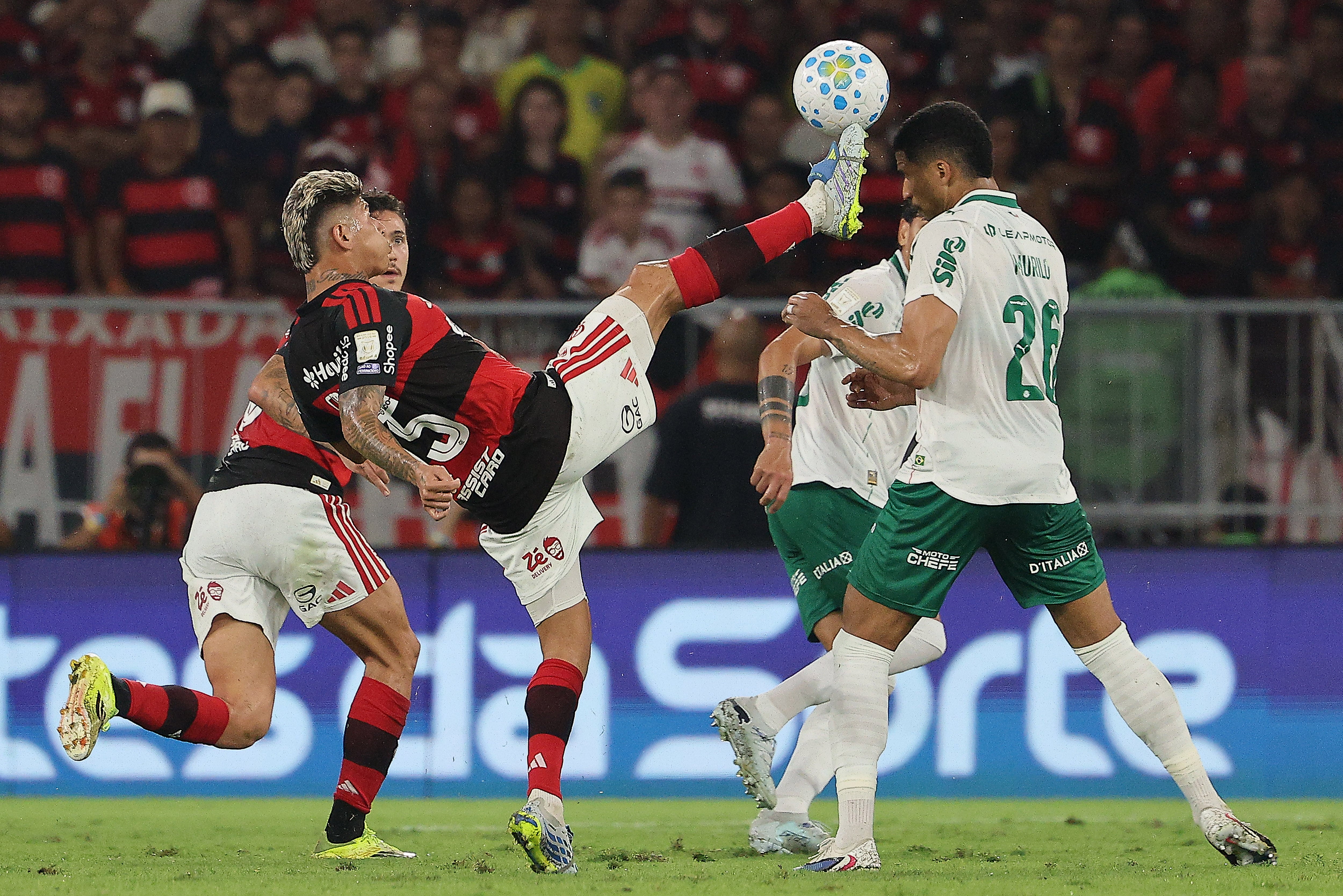 Por esta patada fue expulsado Jorge Carrascal vs. Palmeiras