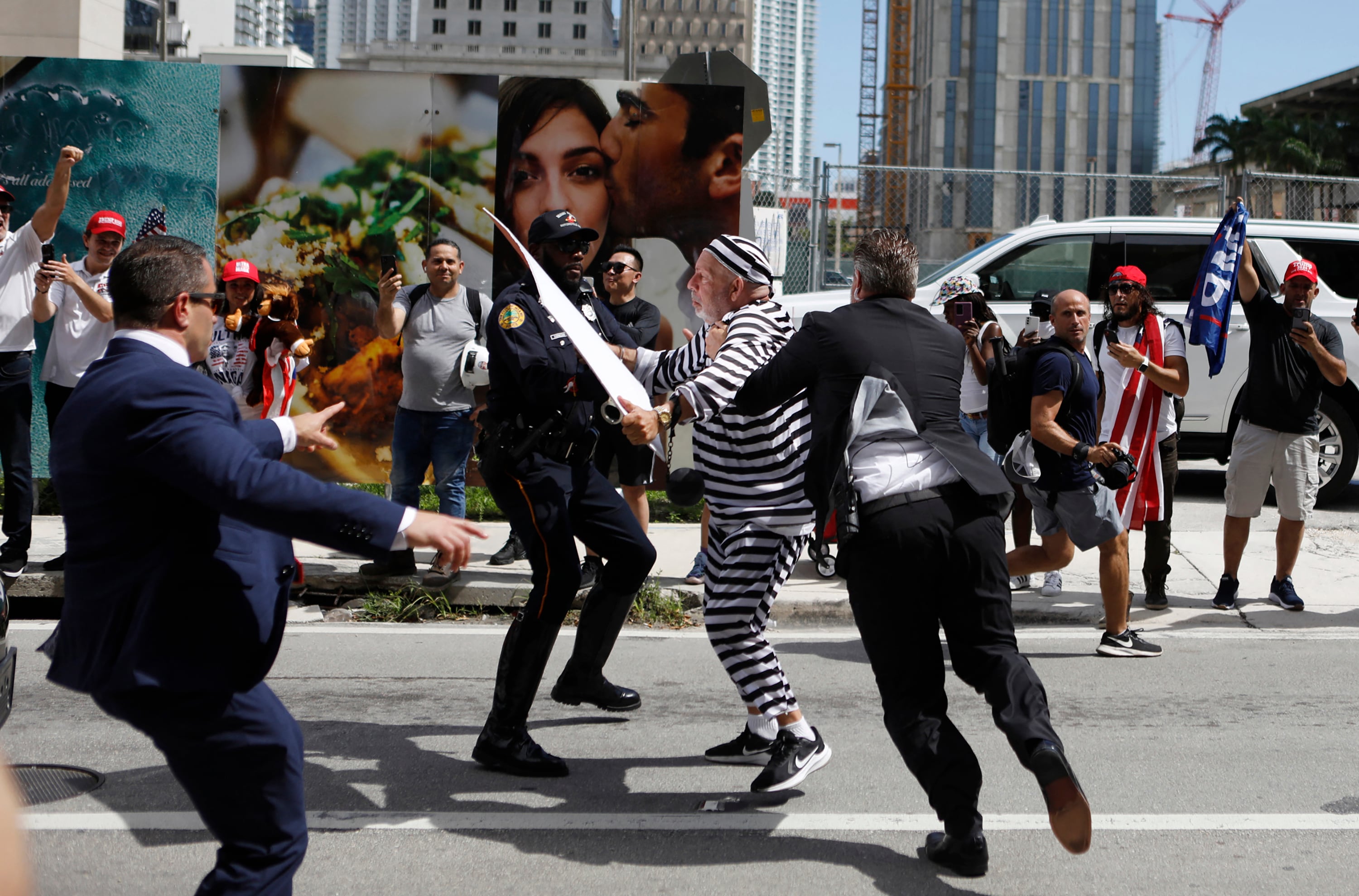 Manifestante en contra de Donald Trump. Foto: AFP.