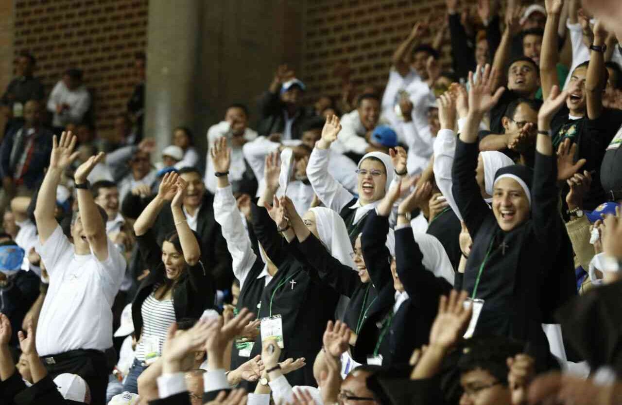 Un grupo de monjas, con sus familias, celebran en La Macarena. Con pancartas y afiches honraron al santo padre. Foto: Guillermo Torres// SEMANA.