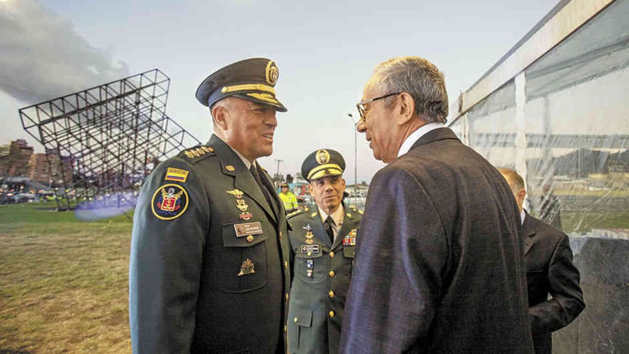 De izquierda a derecha: el general Luis Fernando Navarro; el general Eduardo Enrique Zapateiro, comandante del Ejército; y Darío Acevedo, director del cnmh, en el acto de inauguración del Museo de la Memoria en Bogotá, el pasado 5 de febrero