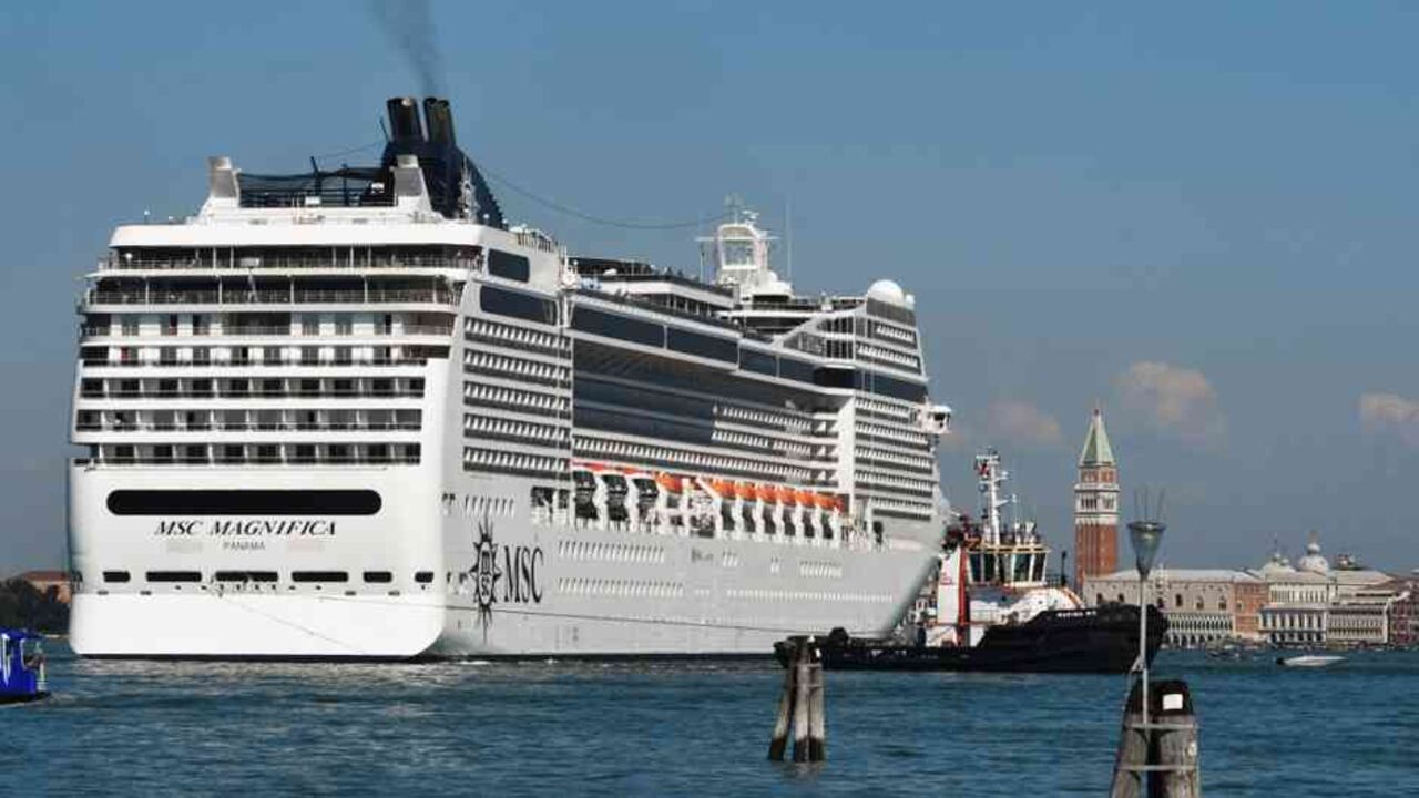 Pánico en Venecia por un crucero fuera de control