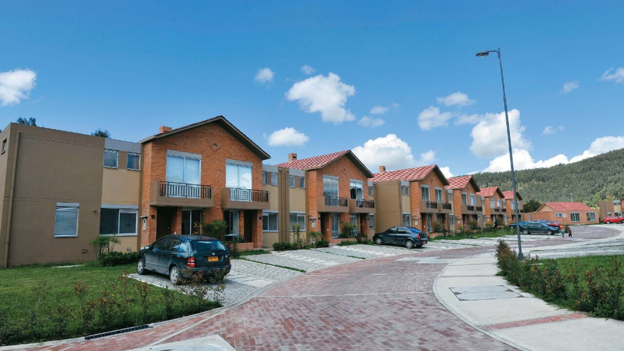 En medio de la incertidumbre económica que vive el país por cuenta de la caída de los precios del petróleo, la mirada de los inversionistas se enfoca en destinos seguros y estables.