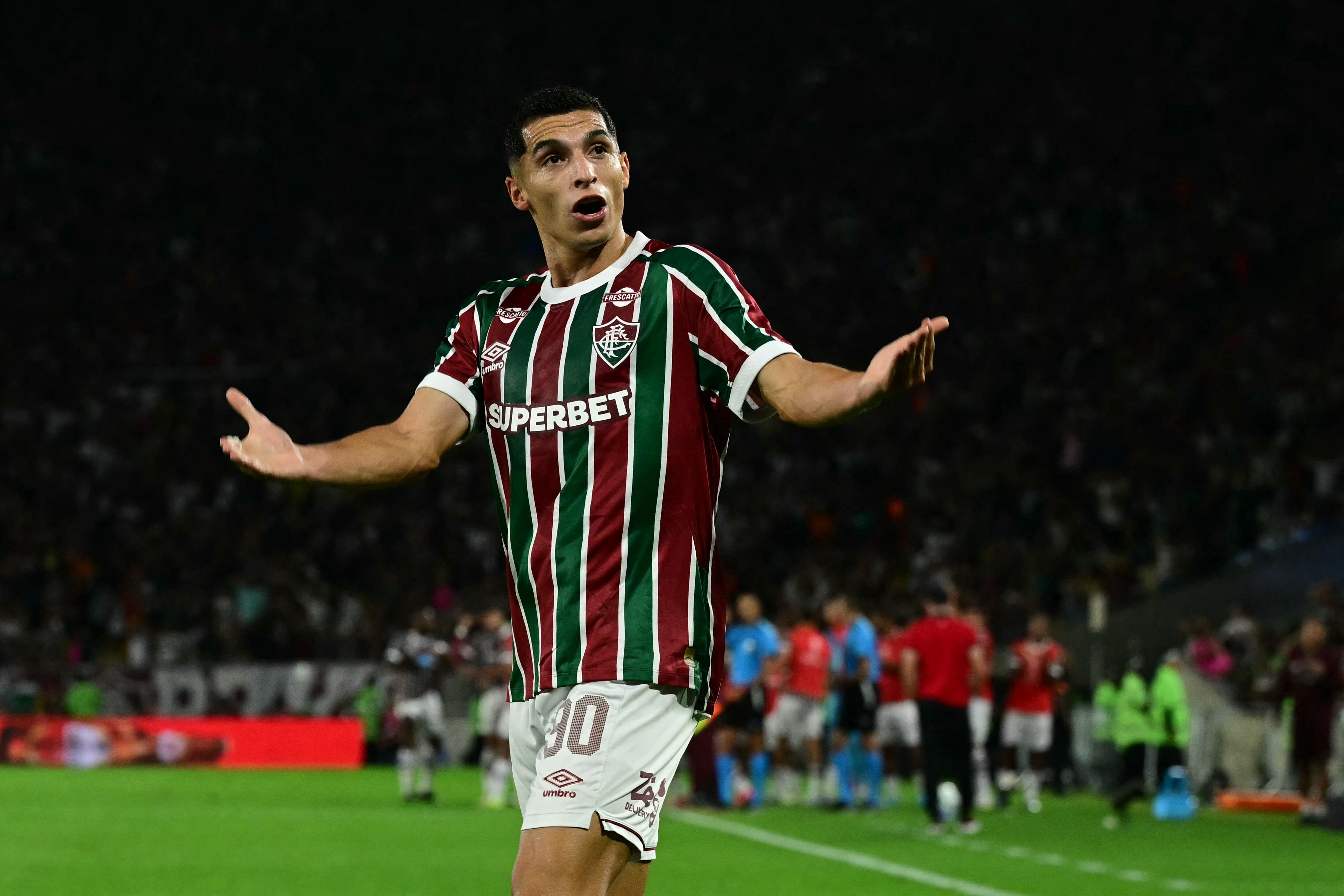 El delantero colombiano #90 del Fluminense, Kevin Serna, celebra el primer gol de su equipo durante el partido de vuelta de los octavos de final de la Copa Sudamericana entre el Fluminense de Brasil y el América de Cali de Colombia en el Estadio Maracaná en Río de Janeiro, Brasil, el 19 de agosto de 2025. (Foto de Pablo PORCIUNCULA / AFP)