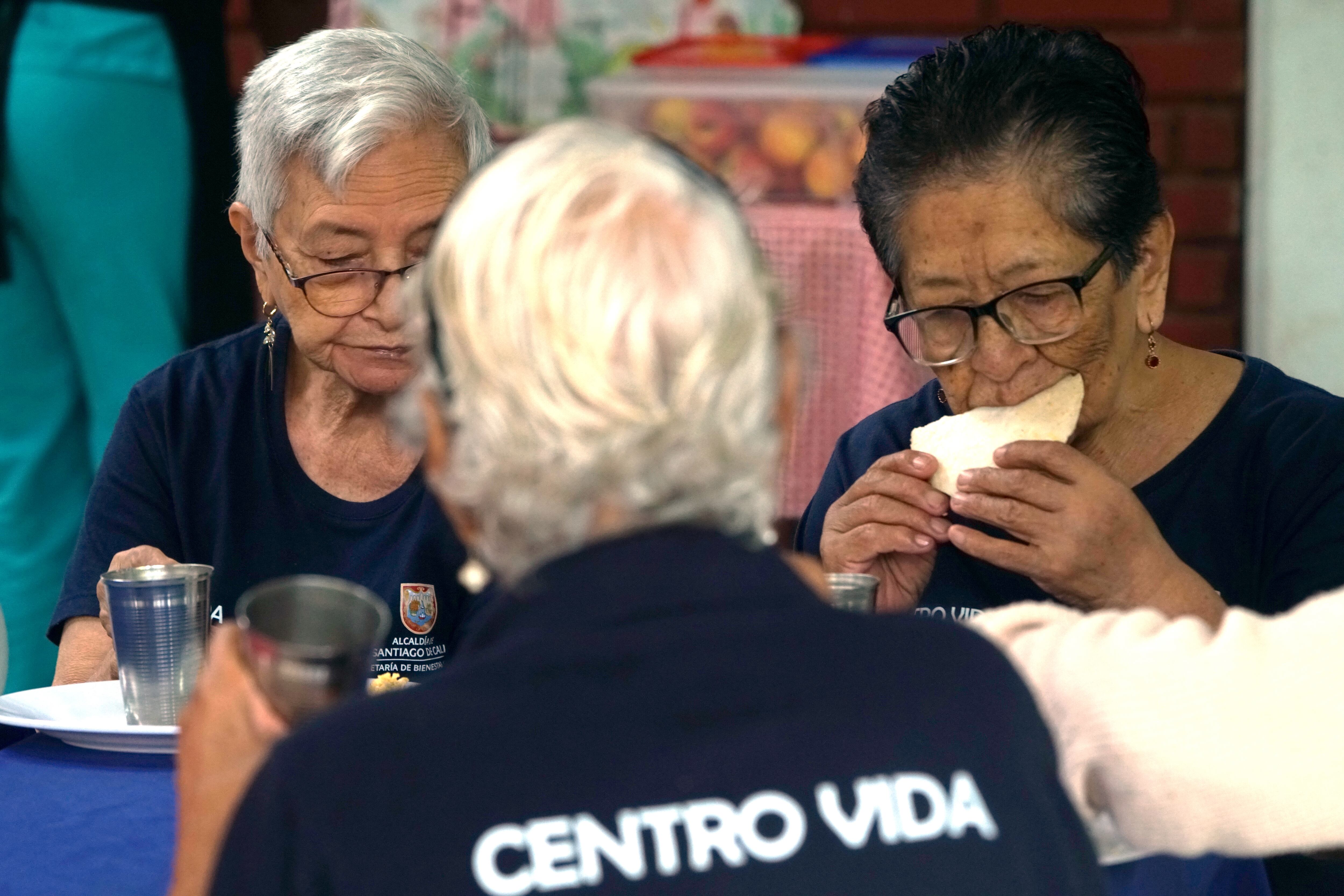Centro Vida es un programa para el bienestar del adulto mayor, que impacta de manera positiva en sus vidas, mejorando a nivel físico, mental, emocional y espiritual, posible a través de los programas creados por la Alcaldía de Santiago de Cali y la Secretaría de Bienestar Social, operado por la E.S.E. San Miguel. Foto Jorge Orozco