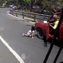 La menor se salvó de milagro gracias a que los otros vehículos que transitaban por la vía perimetral no iban a gran velocidad.