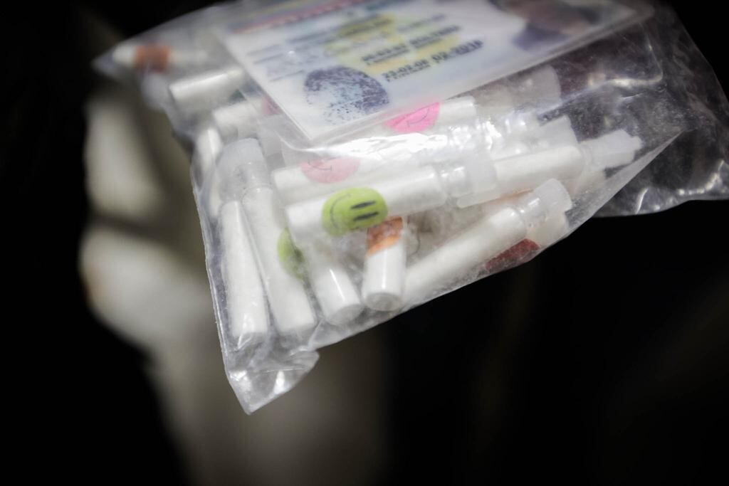 Contundente golpe del Comando Nocturno en Bogotá: fueron incautados 61 tubos con base de coca y 62 botellas de licor adulterado