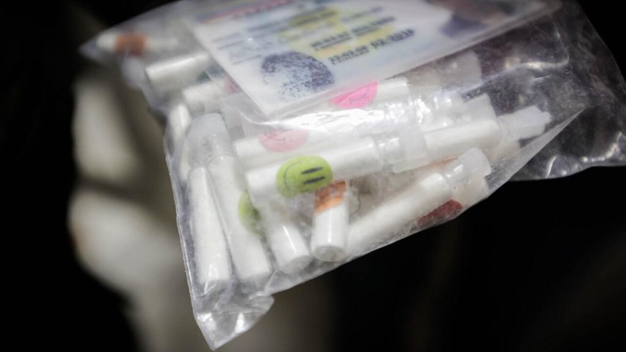 Contundente golpe del Comando Nocturno en Bogotá: fueron incautados 61 tubos con base de coca y 62 botellas de licor adulterado