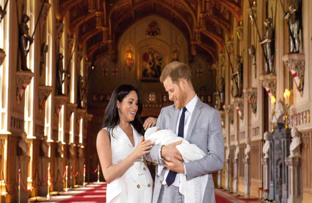 Presentación real: Meghan Markle y el príncipe Henry presentaron a su hijo recién nacido a los medios y al mundo en el Castillo de Windsor el 8 de mayo. La joven familia ha traído un nuevo aire a la realeza pues han roto muchos de los protocolos y reglas. Comenzando por Henry, quien se casó con una plebeya, que además es actriz y afrodescendiente.  Foto: Dominic Lipinski 