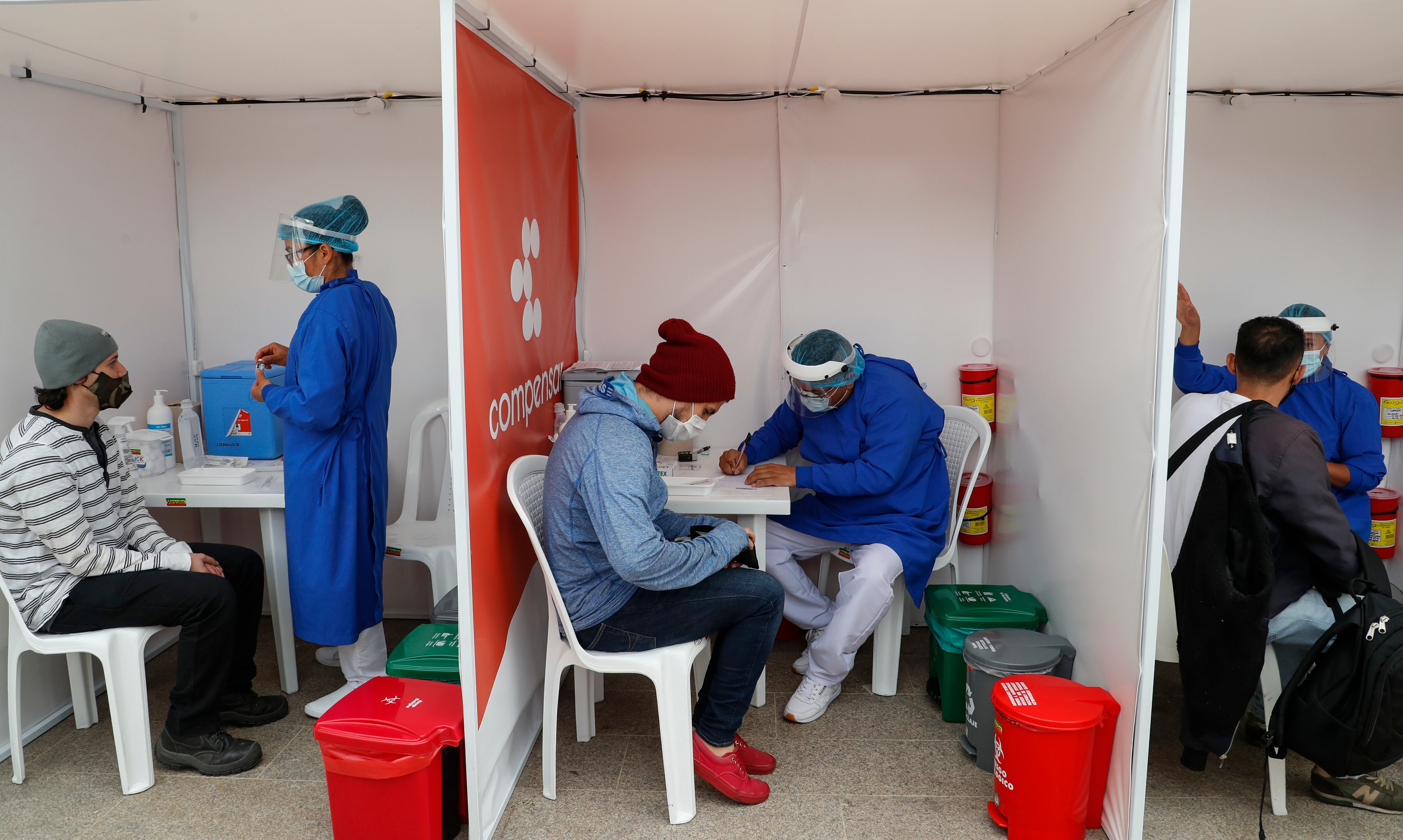 Aplicacion  de la vacuna de Moderna  contra covid-19 primeras dosis a personas mayores de 30 años en Compensar
Bogota julio 28 del 2021
Foto Guillermo Torres Reina / Semana