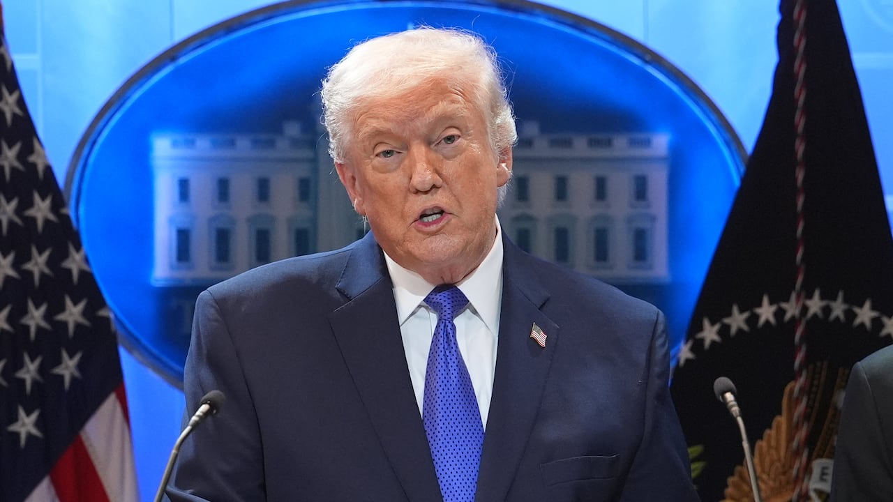 El presidente Donald Trump habla durante una conferencia de prensa en la Casa Blanca.