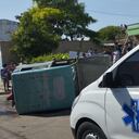 Así quedó el vehículo volcado con varias personas a dentro.