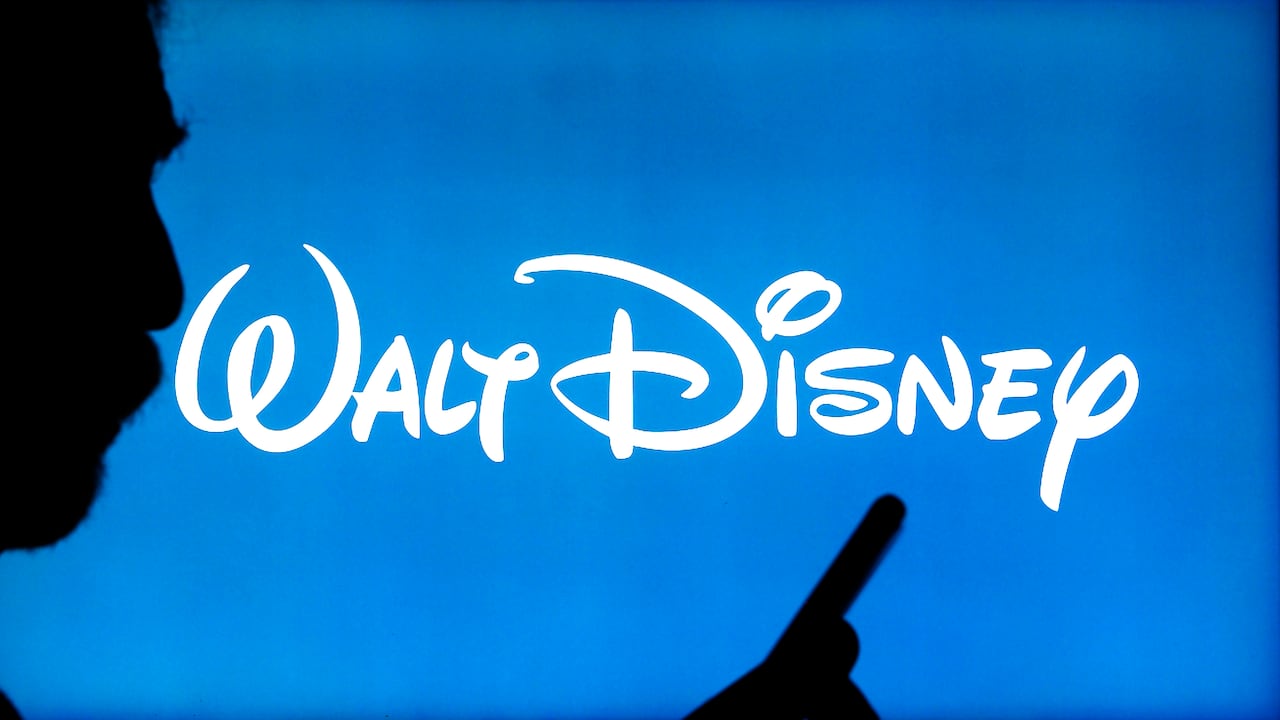 En esta ilustración fotográfica, el logo de The Walt Disney Company