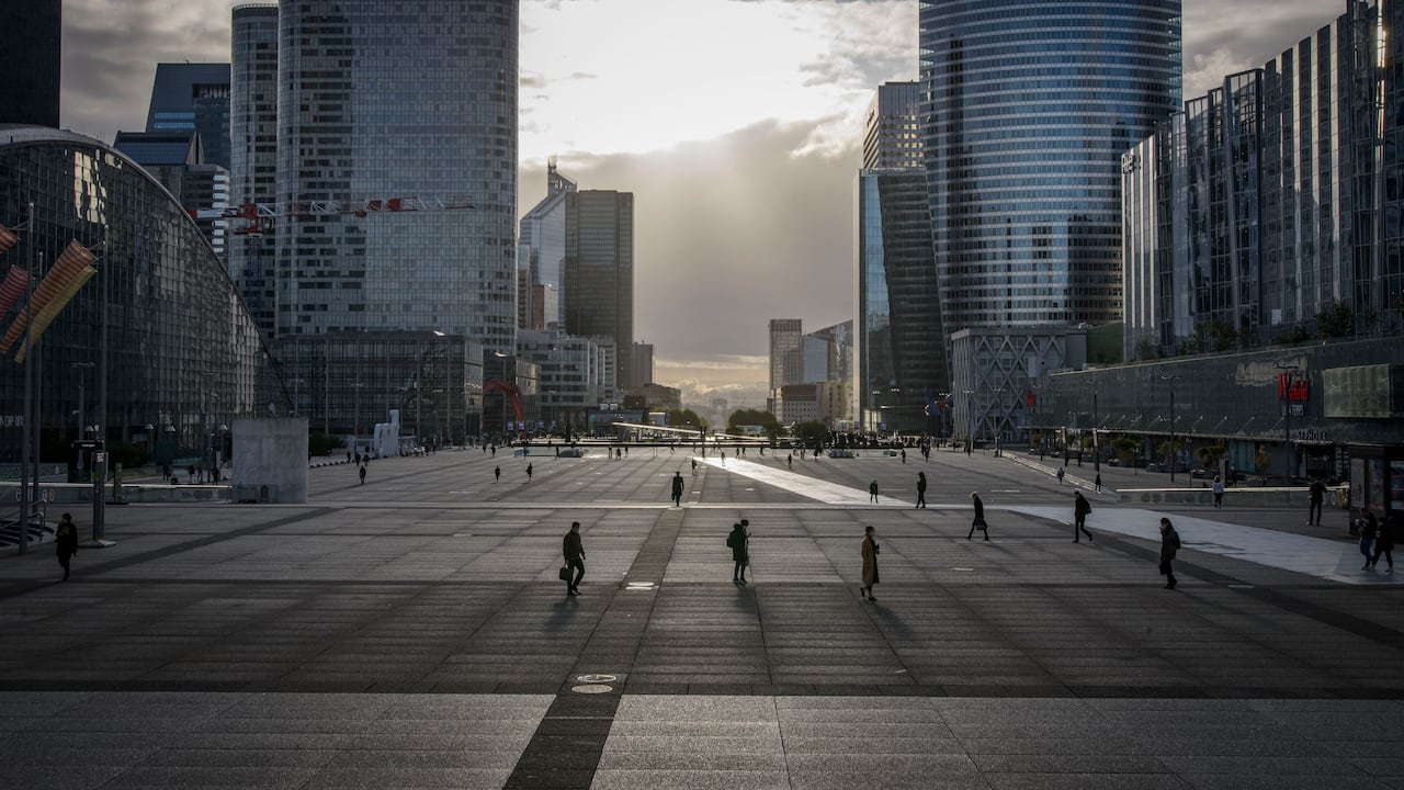 Vista del barrio La Défense de París el 6 de octubre de 2020.