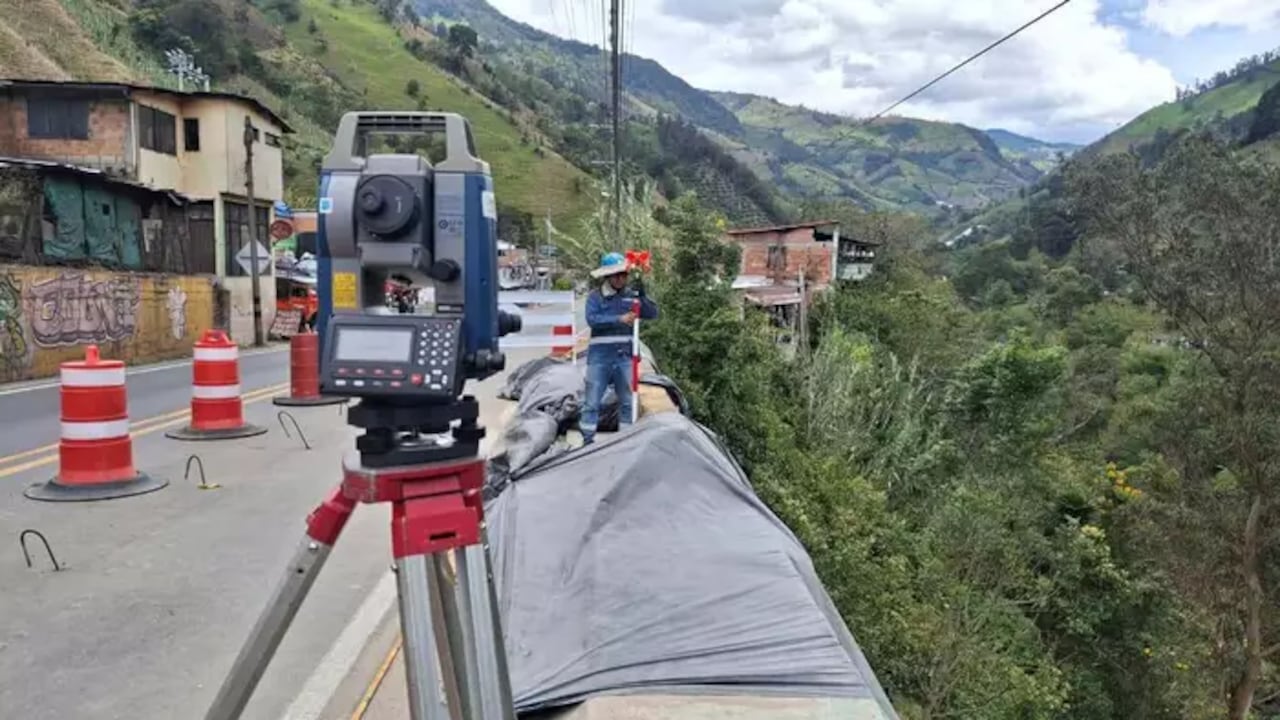El tránsito por el sector opera bajo el sistema de “pare y siga” mientras avanzan las obras de mitigación.