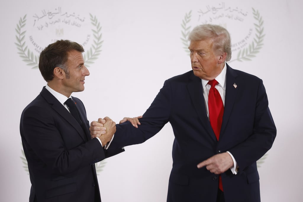 El presidente Donald Trump y el presidente francés, Emmanuel Macron, se estrechan la mano durante la ceremonia de saludo antes de la foto familiar en la Cumbre Internacional de Paz de Gaza, en Sharm el-Sheikh, Egipto, el lunes 13 de octubre de 2025. (Yoan Valat, foto de Pool vía AP)
