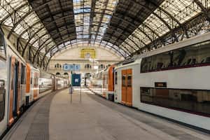Panorámica del tren esperando la salida en Estación de Franca en Barcelona, Cataluña, España. Getty Images.