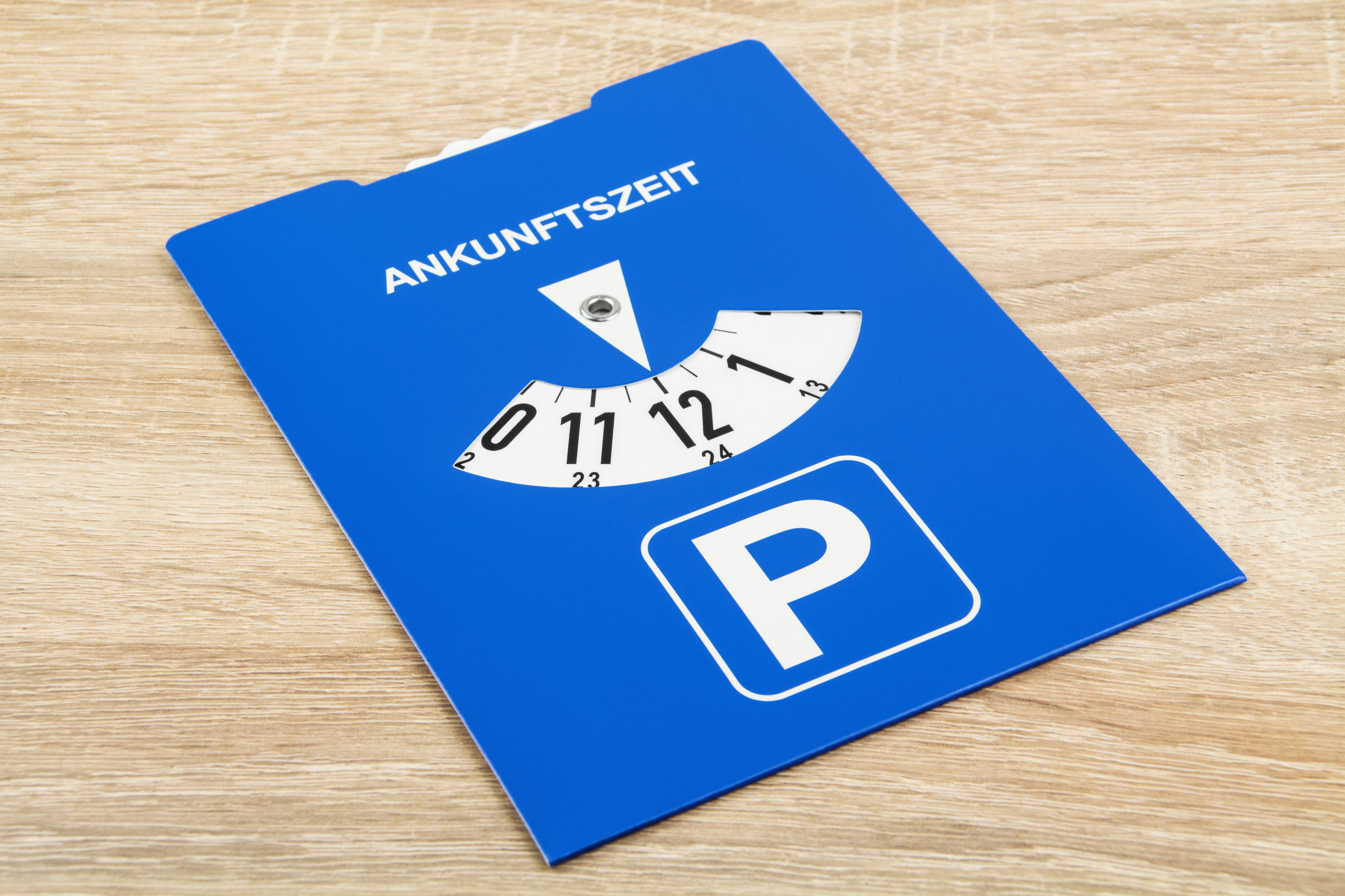 En Alemania, el disco de parqueo o Parkscheibe es clave para poder disfrutar la gratuidad del estacionamiento en calle.