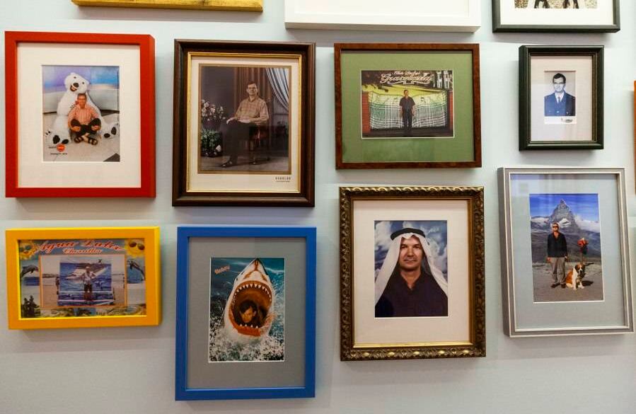 Parr, a diferencia del fotorreportero clásico, no es un observador que se distancia del mundo sino que es partícipe y hasta protagonista de lo que retrata.