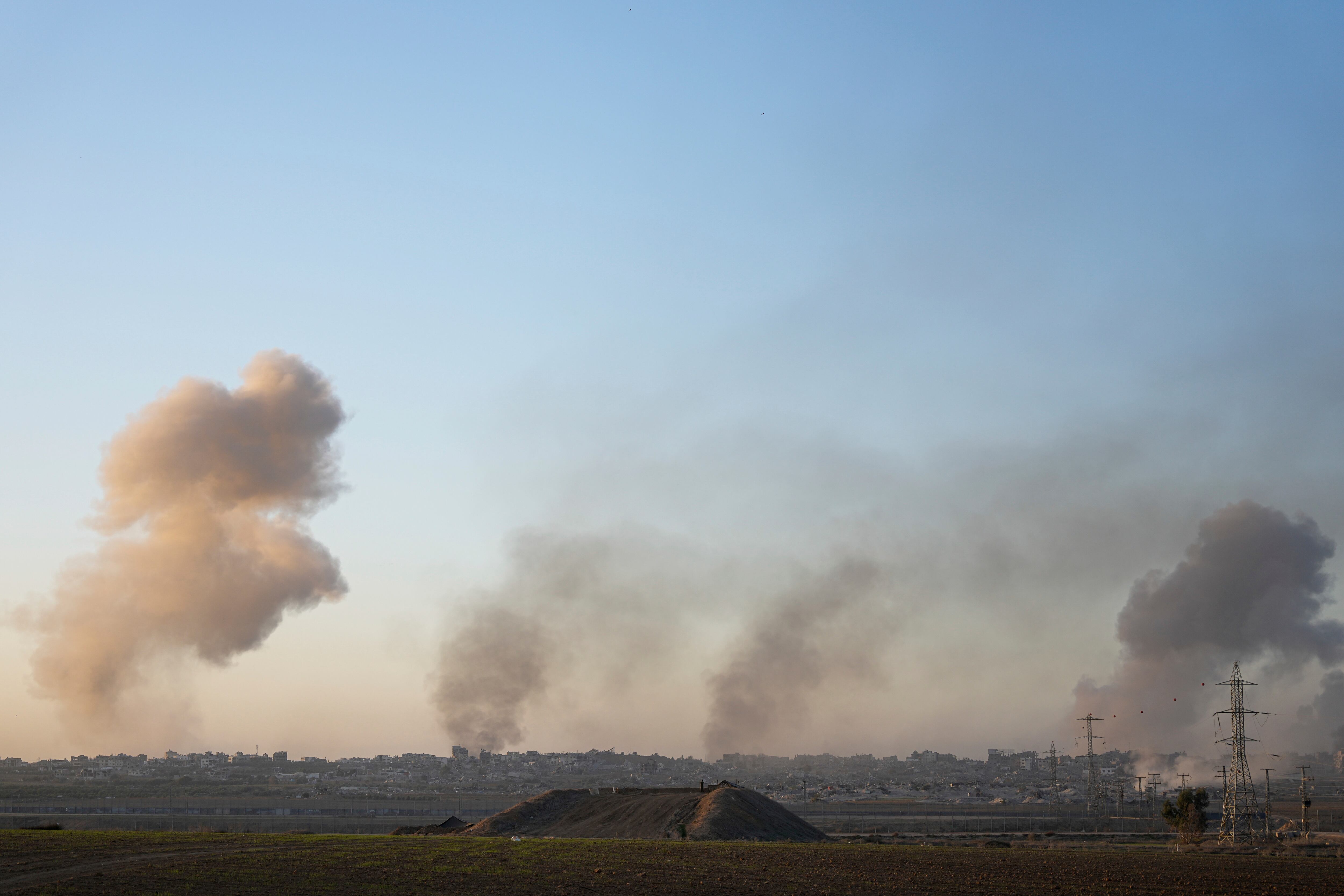 En la región central de Gaza, un bombardeo israelí destruyó durante la noche un edificio residencial en el campo de refugiados Maghazi en el que se resguardaban alrededor de 80 personas, informaron residentes.