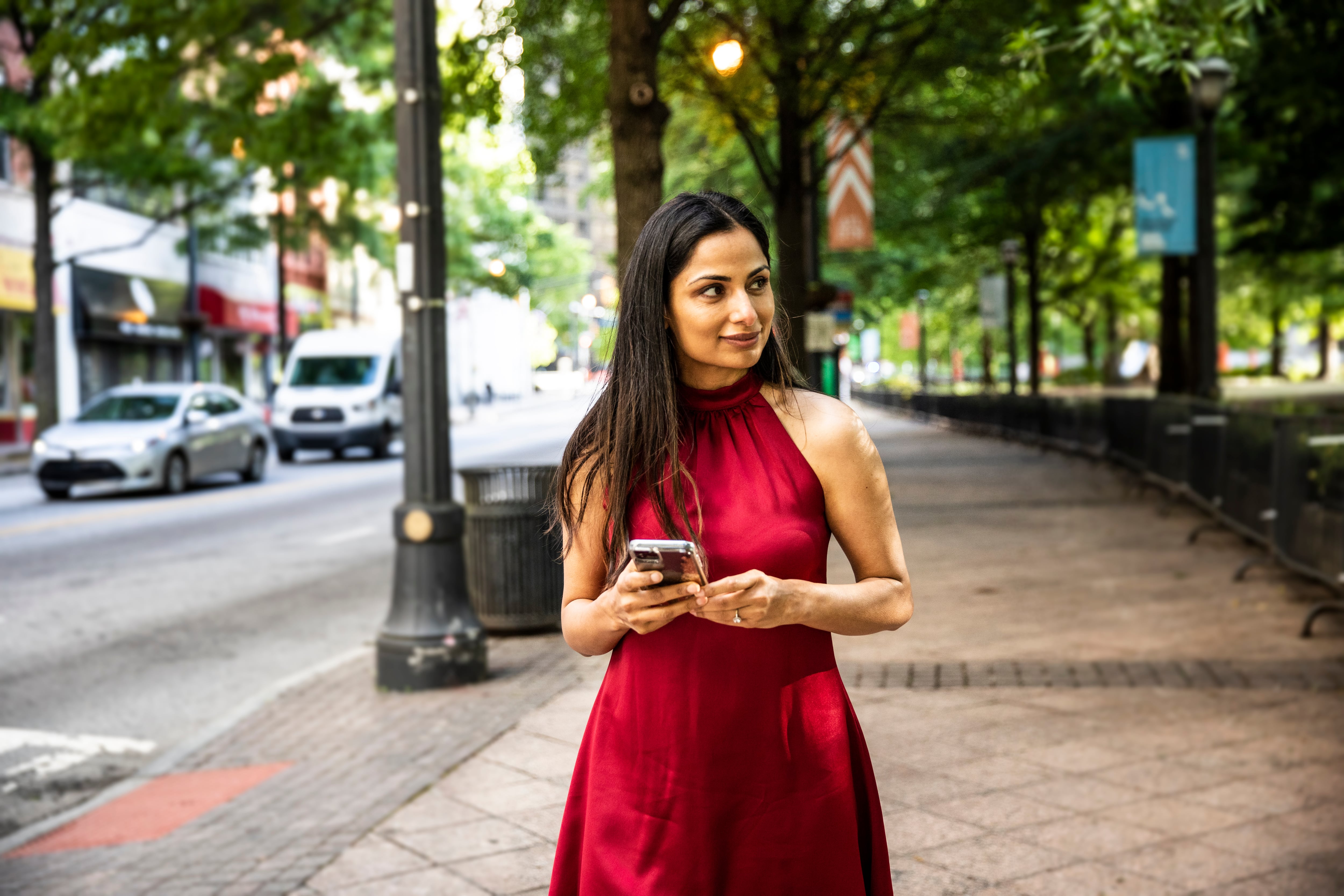 Mujer luciendo un vestido rojo, lista para una cita.