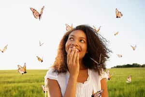 Mariposas acercándose a una persona