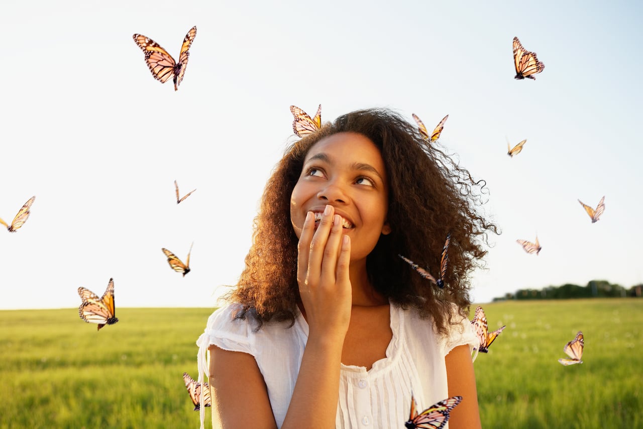 Mariposas acercándose a una persona