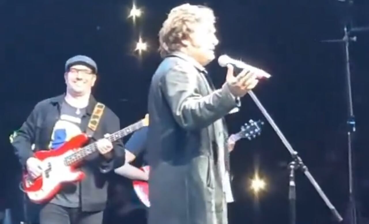 El mandatario tomó el micrófono y cantó la canción que inicia así: “Hola a todos, yo soy el león. Rugió la bestia en medio de la avenida. Todos corrieron, sin entender. Panic show a plena luz del día”.