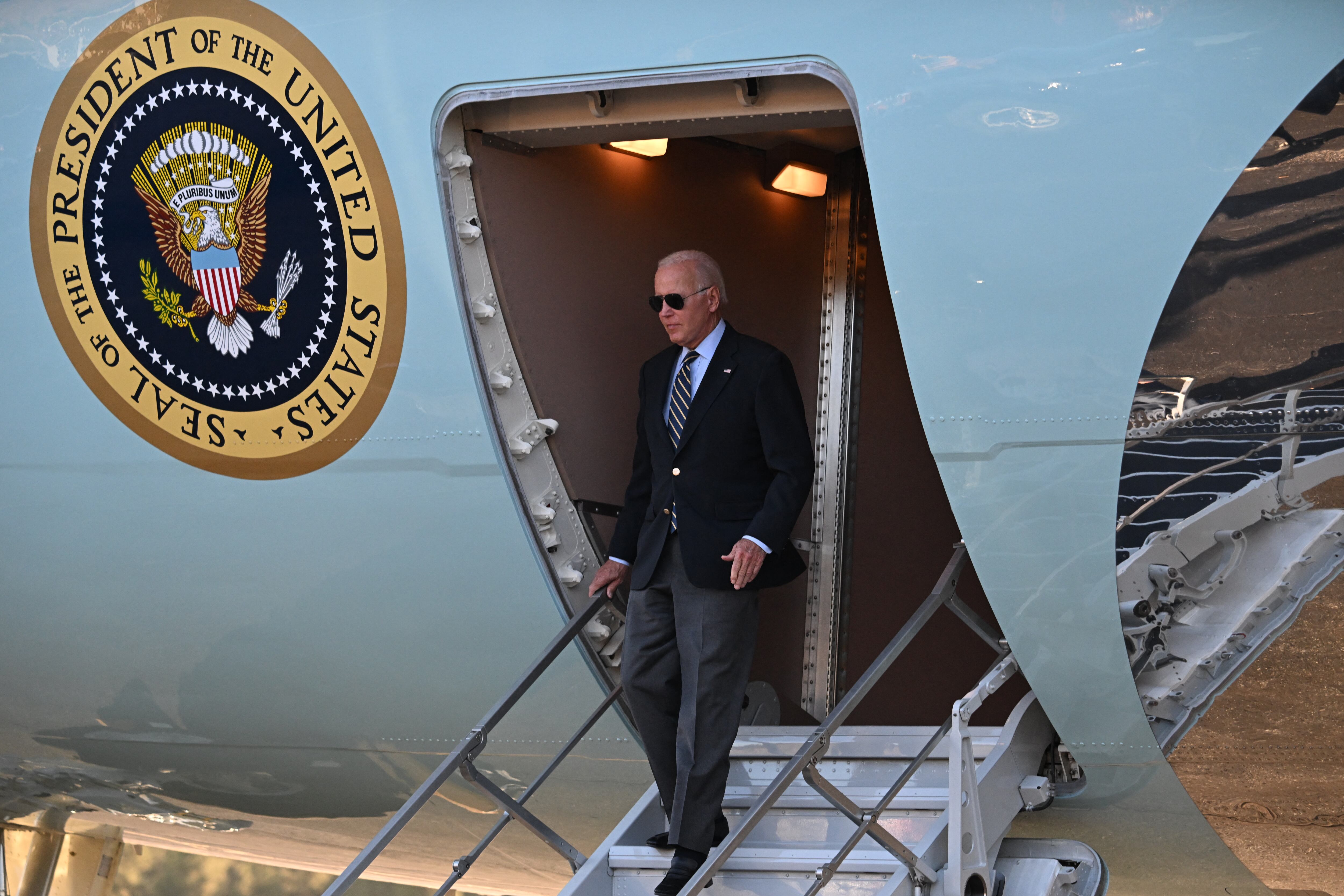 Biden otorgará a la zona de 400.000 hectáreas el estatus de "monumento nacional", informó a la prensa Ali Zaidi, asesor climático de la Casa Blanca, en el Air Force One, que trasladó al mandatario demócrata de 80 años a Arizona a última hora del lunes.